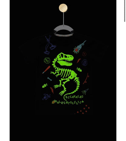 Camiseta Infantil Escavação Brilha no Escuro | Banho de Chuva